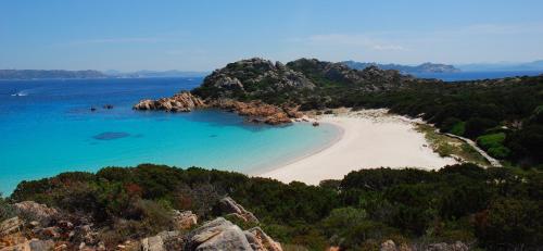 an island with a sandy beach and the ocean at Apartment Valentina in Tergu