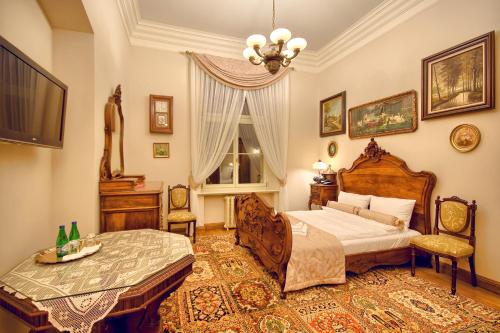 Una cama o camas en una habitación de Pałac Tłokinia
