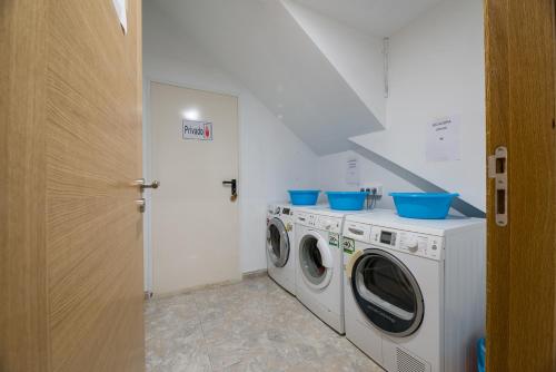 a laundry room with a washer and dryer at A Chousa in Arzúa
