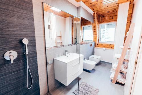 een badkamer met een witte wastafel en een toilet bij Park7 in Tiszafüred