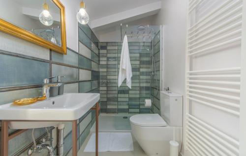 uma casa de banho com um lavatório e um WC em Villa Famiglia em Selina