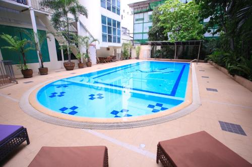 una piscina al centro di un edificio di Chaidee Mansion a Bangkok