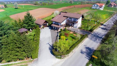 una vista aérea de una casa con entrada en Guesthouse Obitelj Paulic, en Slunj