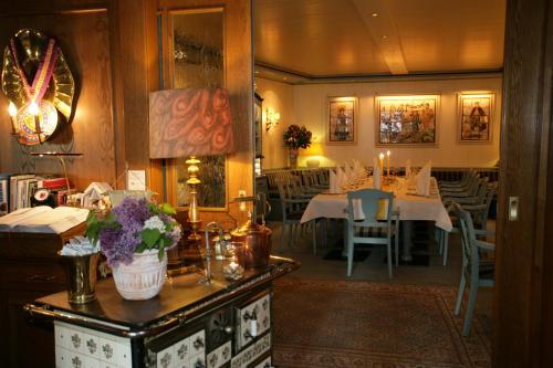 a restaurant with a dining room with a table at Jägerhof in Hannover