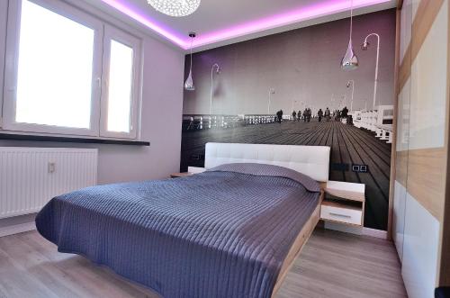 ソポトにあるVictus Apartamenty, Apartament Teslaのベッドルーム1室(大型ベッド1台、野球場付)