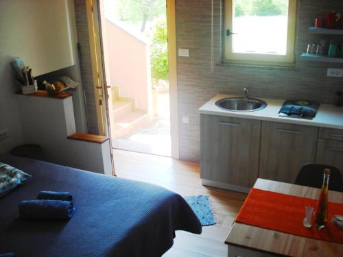 Studio Apartment MDにあるキッチンまたは簡易キッチン