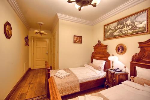 Una cama o camas en una habitación de Pałac Tłokinia