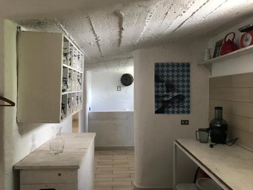 - une cuisine avec une table et un comptoir dans une pièce dans l'établissement Masseria Santissimo - Country Experience, à Gioia del Colle