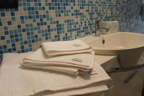 a pile of towels sitting on a counter next to a sink at Interno 10 in La Spezia