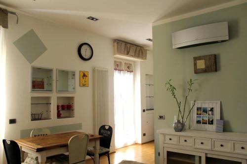 a dining room with a table and a clock on the wall at Interno 10 in La Spezia
