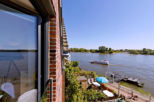 a window of a building with a boat in the water at Logierhaus RheintorEins in Rees