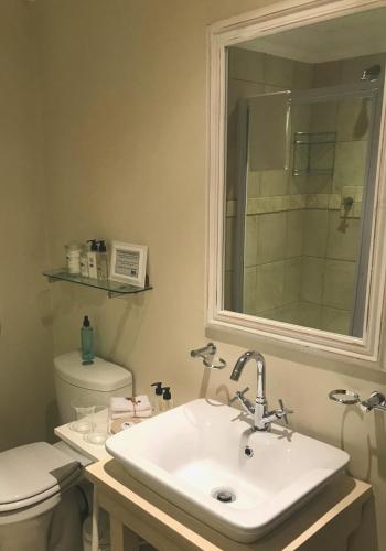 Ένα μπάνιο στο Roseroc Boutique Guesthouse