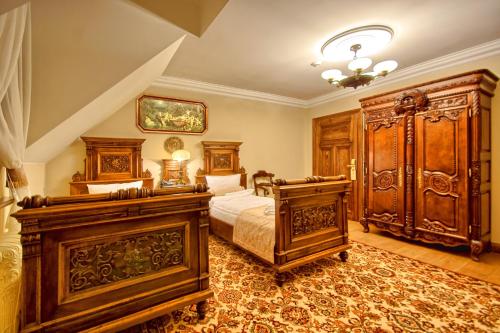 Una cama o camas en una habitación de Pałac Tłokinia