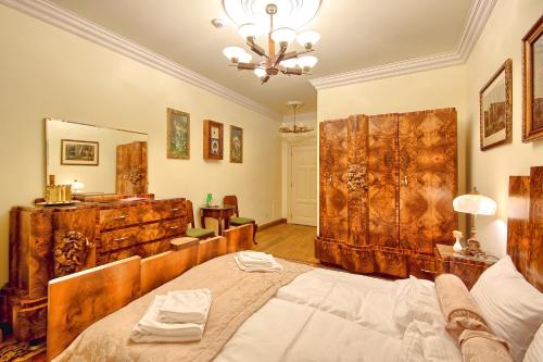 Una cama o camas en una habitación de Pałac Tłokinia