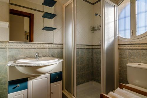 bagno con lavandino e doccia di Casa de los Sueños a Coín