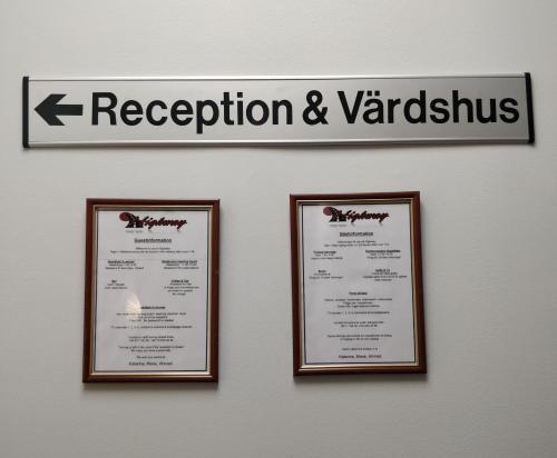 Certificate, award, sign, o iba pang document na naka-display sa Highway Hotel