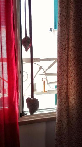a pair of hearts hanging from a window at B&B Mastro Francesco in Scilla