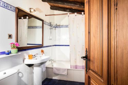 La salle de bains est pourvue d'un lavabo et d'une baignoire. dans l'établissement Apartamentos Can Juver, à Beceite
