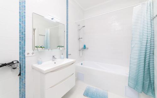 Ванна кімната в Family Apartments Aquamarine of Arcadia