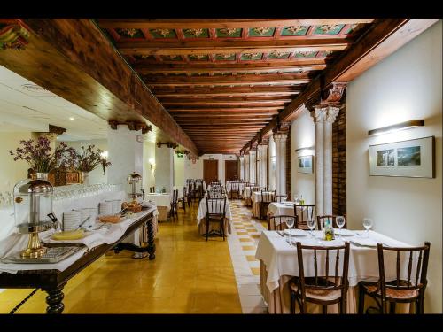 Un restaurante o sitio para comer en Hotel Murillo