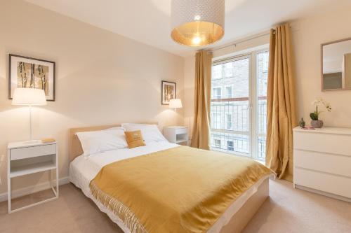 エディンバラにあるDreamhouse Apartments Edinburgh Haymarketのベッドルーム1室(ベッド1台、大きな窓付)