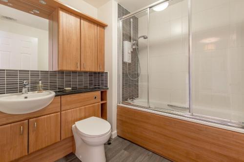 エディンバラにあるDreamhouse Apartments Edinburgh Haymarketのバスルーム(トイレ、洗面台、シャワー付)