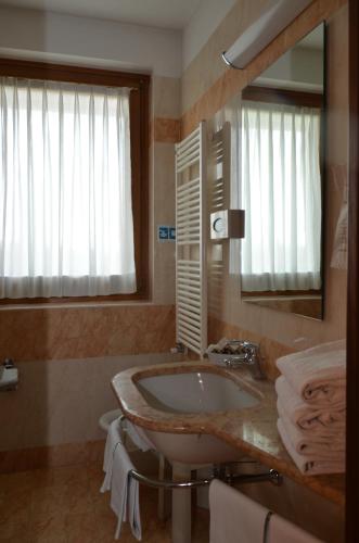 a bathroom with a sink and a mirror at Parc Hotel Casa Mia in Lazise