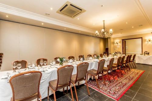 a conference room with a long table and chairs at Lemoenkloof Boutique Hotel in Paarl