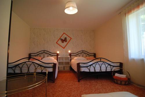 two twin beds in a room with a window at Daissy Puhkeküla in Mändjala