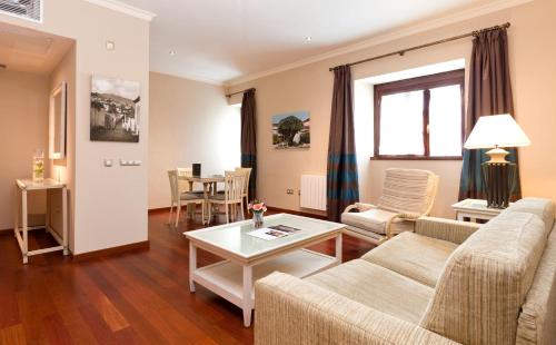 a living room with a couch and a table at Laguna Nivaria Hotel & Spa in La Laguna