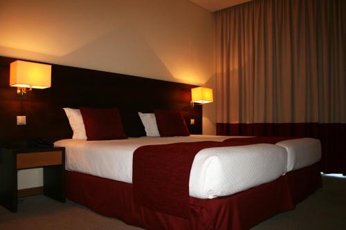 Кровать или кровати в номере BejaParque Hotel