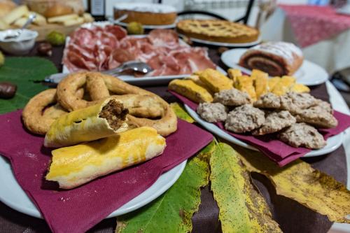 een tafel met borden van verschillende soorten levensmiddelen bij La Sorgente del Radicino in Semproniano