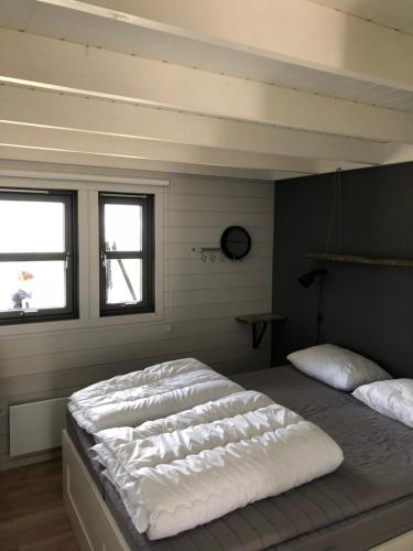 En eller flere senge i et værelse på Voss Hytte/Cabin