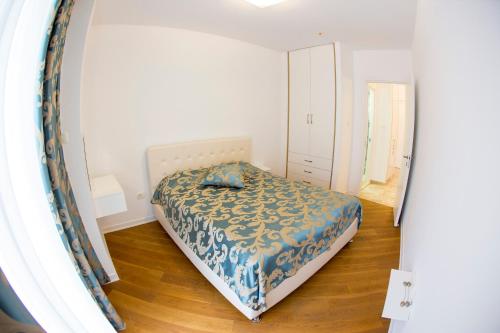 a bedroom with a bed and a large mirror at Apartman Anna Tre Canne Budva in Budva