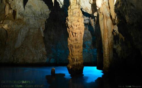 a pool of water in a cave at Dimore De Luca in Amalfi