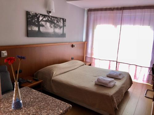Ein Bett oder Betten in einem Zimmer der Unterkunft Hotel Rinaldo Apartment