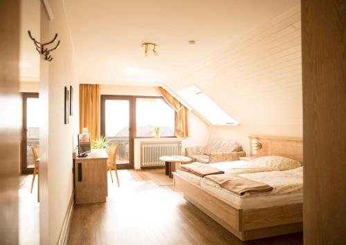 um quarto com uma cama e uma janela em Landhaus Fischer em Sankt Andreasberg