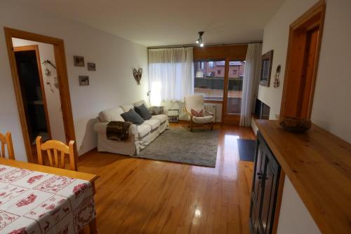 sala de estar con sofá y mesa en Cozy Apartment in Alp, en Alp