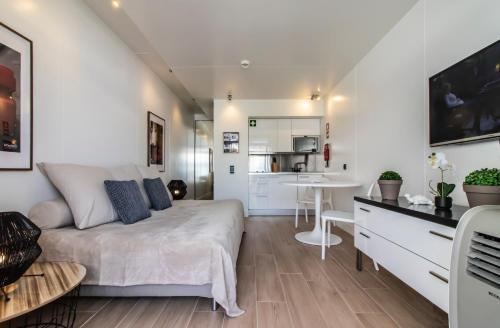 BmyGuest - Oura Beach Studio I