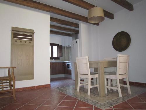 eine Küche und ein Esszimmer mit einem Tisch und Stühlen in der Unterkunft Refugio del Segura in Santiago-Pontones