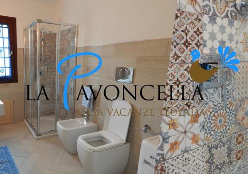 a bathroom with a toilet and a sink at Case Vacanze La Pavoncella in Teulada
