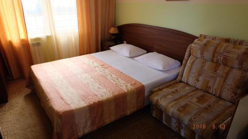 En eller flere senge i et værelse på AdlerOk Guest House