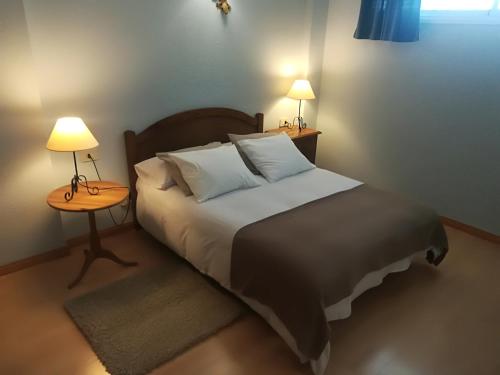 バハマルにあるBajamarのベッドルーム1室(ベッド1台、ランプ2つ付きのテーブル付)