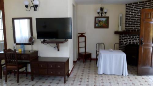 Una televisión o centro de entretenimiento en Hotel Mi Ranchito