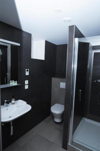 une salle de bain avec toilettes, lavabo et douche dans l'établissement Les Communs du Manoir, à Écully