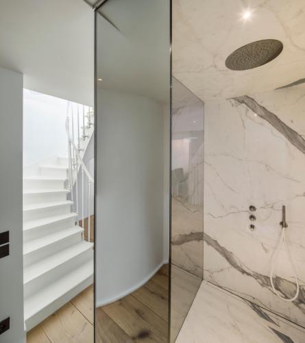 une salle de bain avec une douche en verre et des escaliers dans l'établissement Opera Lieu Unique, à Paris