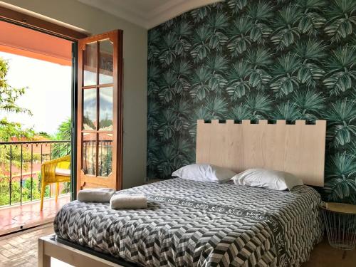 מיטה או מיטות בחדר ב-Nice Way Cascais Hostel & Surf Camp