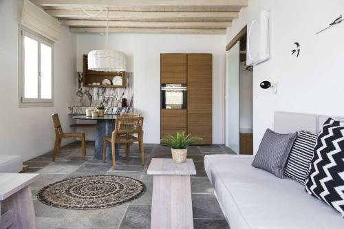 Gallery image of Hide Out Suites in Mylopotas