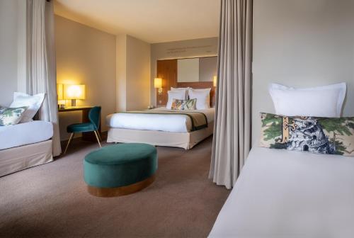 Postel nebo postele na pokoji v ubytování Hôtel Le Tourville by Inwood Hotels