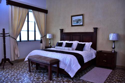 a bedroom with a large bed and a window at Hotel Boutique La Albertina in San Martín Texmelucan de Labastida
